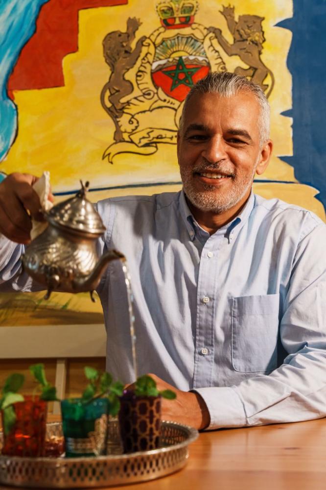Hicham Samh pouring Moroccan mint tea